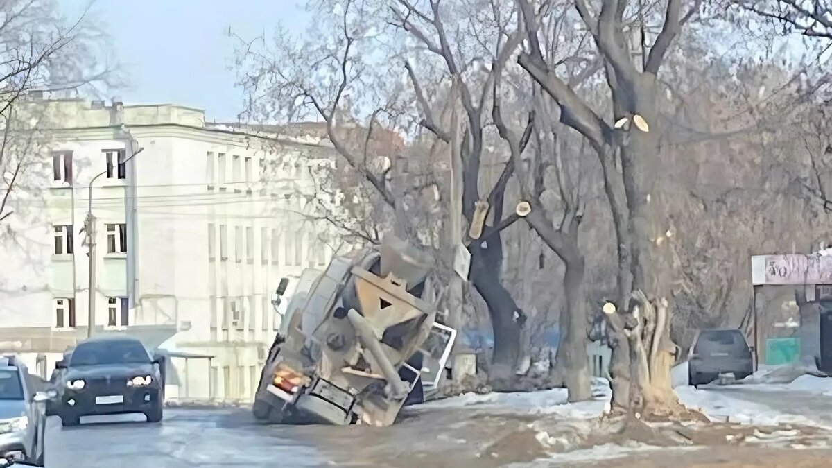 Огромная бетономешалка ушла под землю в Екатеринбурге | Новости Тагила  TagilCity.ru | Дзен