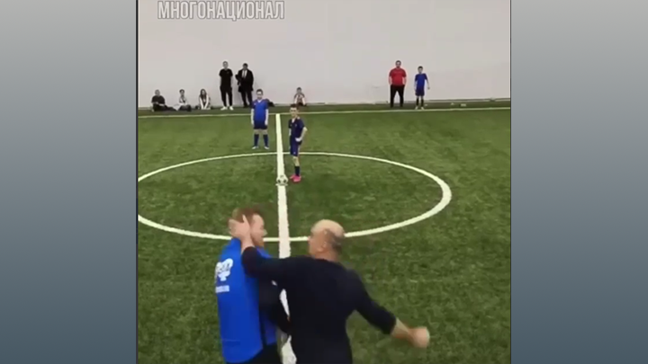    Расстроенный папаша накинулся на арбитра с кулаками. Скрин видео ТГ-канала "Многонационал"