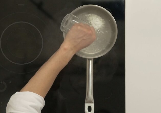 1. Смешать воду, сахар и соль, довести до кипения, затем снять с огня и влить уксус.