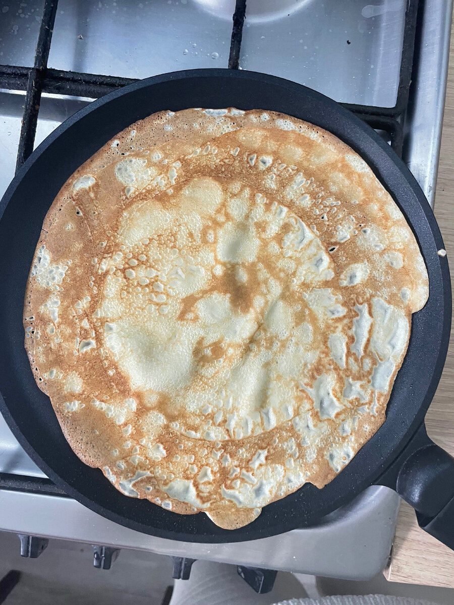 почему блины сухие получаются. блины без яиц на молоке. пышные дрожжевые блины. у блинов сухие края. овсяноблин на сковороде.