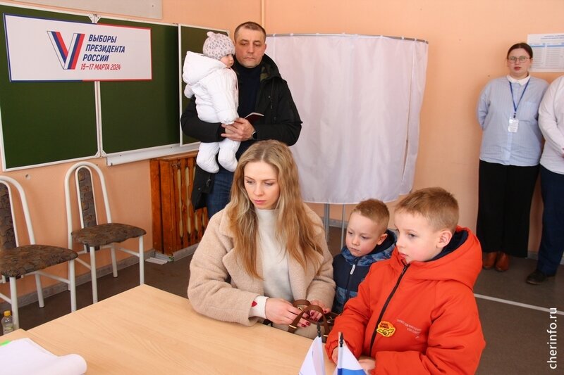    Супруги Анна Восколович и Илья Ваганов проголосовали сегодня на участке № 847 в школе № 43.