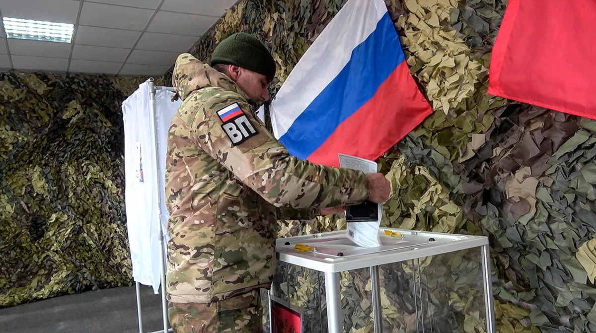 Все за Путина? На выборах в России избиратели, имеющие право голоса, опускают свои бюллетени в стеклянные урны для голосования © Uncredited/dpa