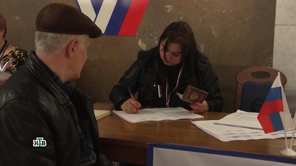 [ Смотреть видео на сайте НТВ ] Жители Луганска идут на избирательные участки, невзирая на возможность обстрела или атаки беспилотников.