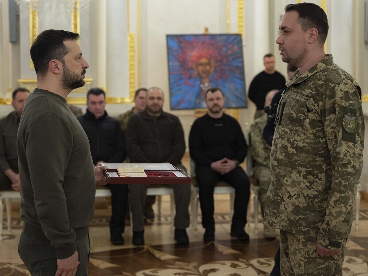    Владимир Зеленский вручает награду Кириллу Буданову*© AP Photo