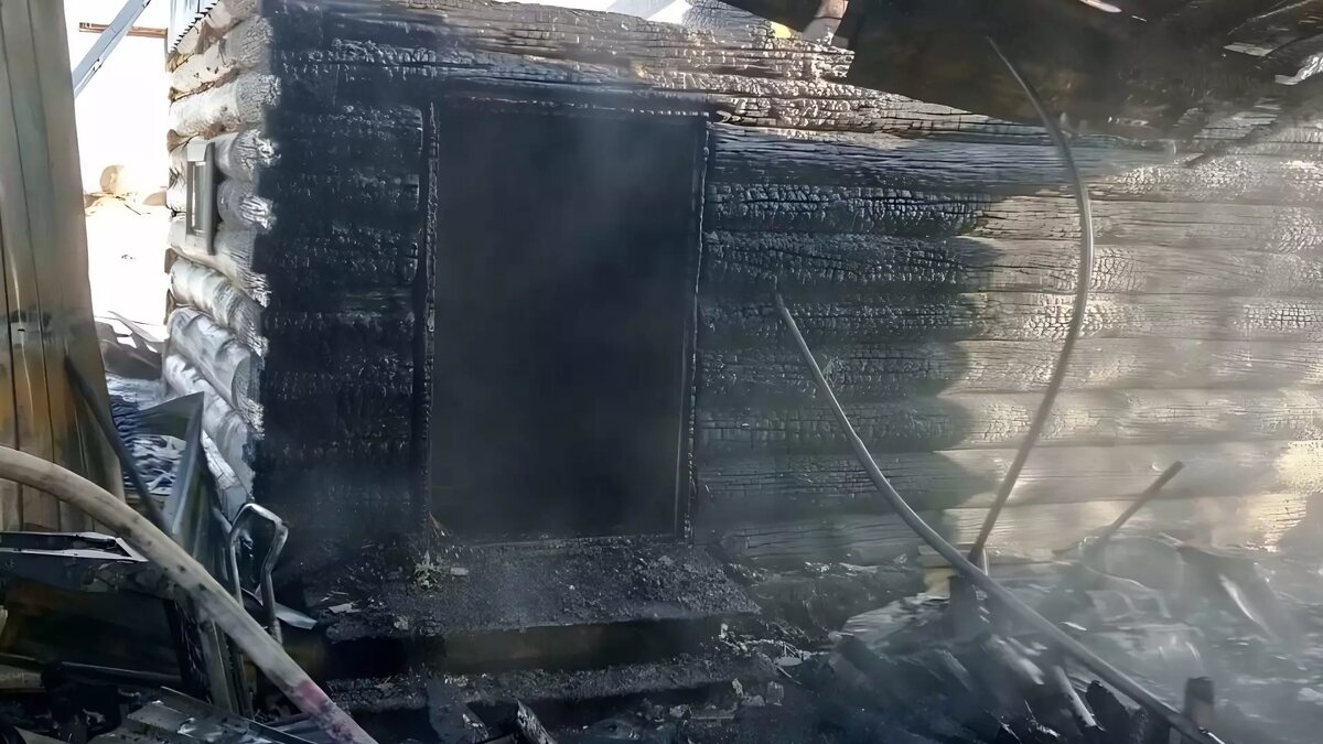     Серьезный пожар произошел в воскресенье, 17 марта, в Исетском районе. Утром в селе Бархатово загорелись баня, надворные постройки и кровля жилого дома.