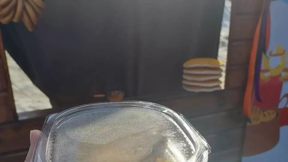     Масленичные гуляния проходят сегодня, 17 марта, возле избирательных участков в Нижнем Новгороде и области. Гостей кормят блинами в честь праздника. Об этом рассказал корреспондент NewsNN.