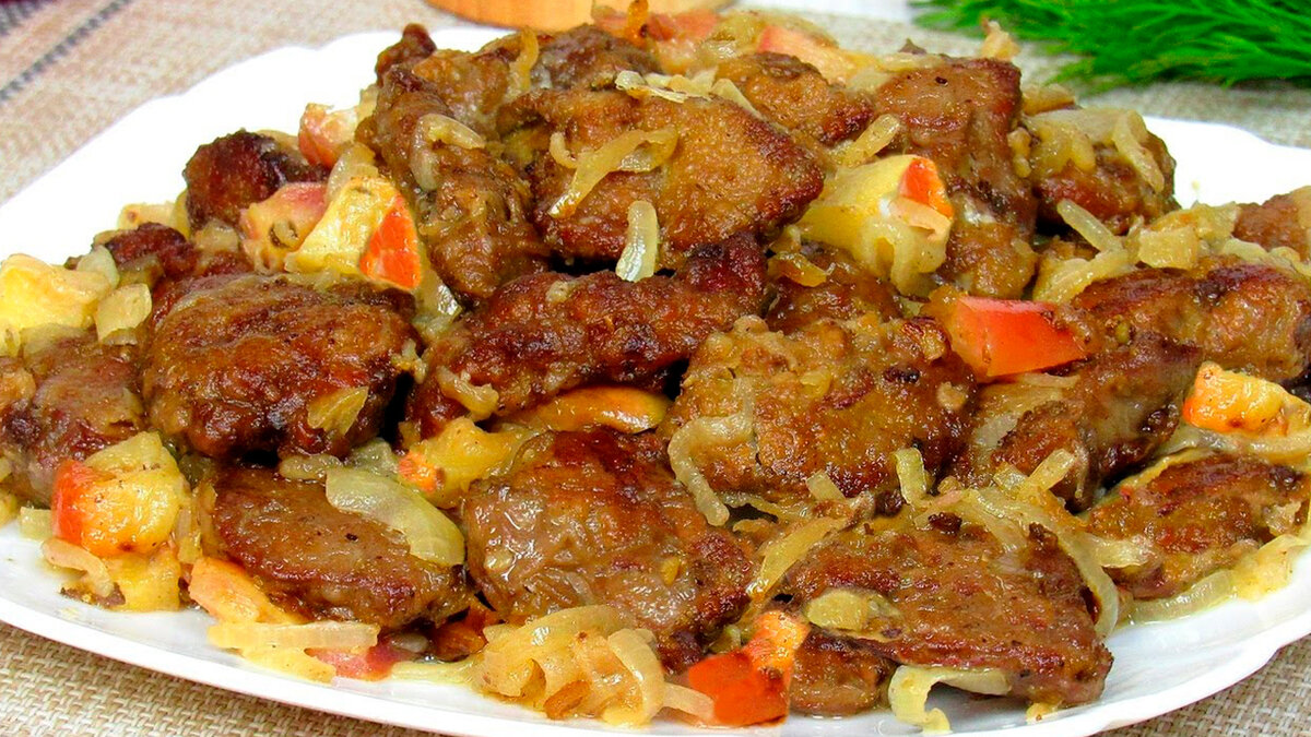 Жаркое из куриной печени с луком, яблоками и грушей. Рецепт с фото