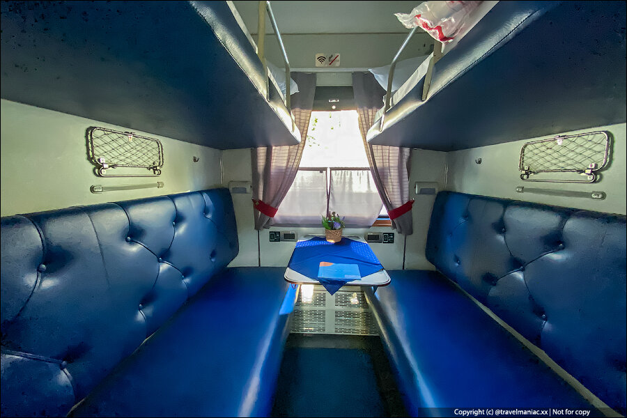Как выглядят купе и плацкарт «советского» поезда, который ходит в Абхазию из России