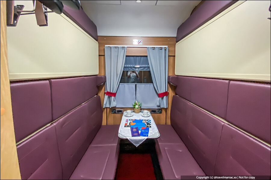 Как выглядят купе и плацкарт «советского» поезда, который ходит в Абхазию из России