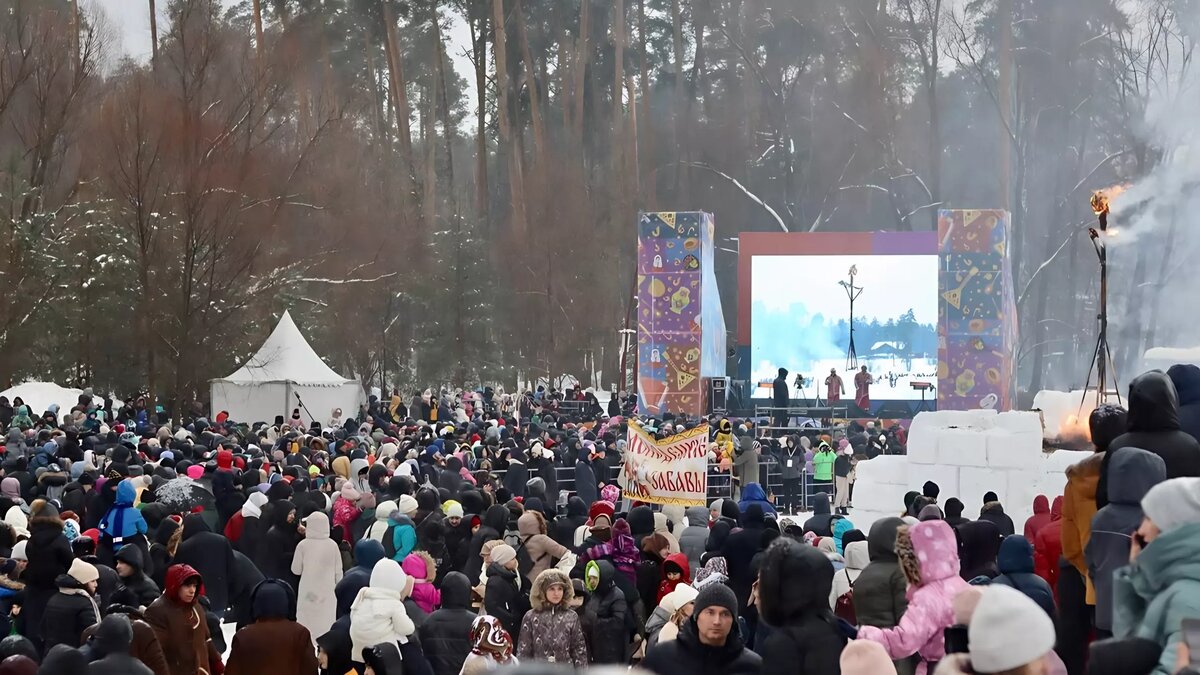     В Мегионе на городской площади проходит концерт в честь проводов зимы. Один из коллективов выступил под композицию «Червона рута», сообщил Muksun.fm депутат думы города Виктор Макаров.