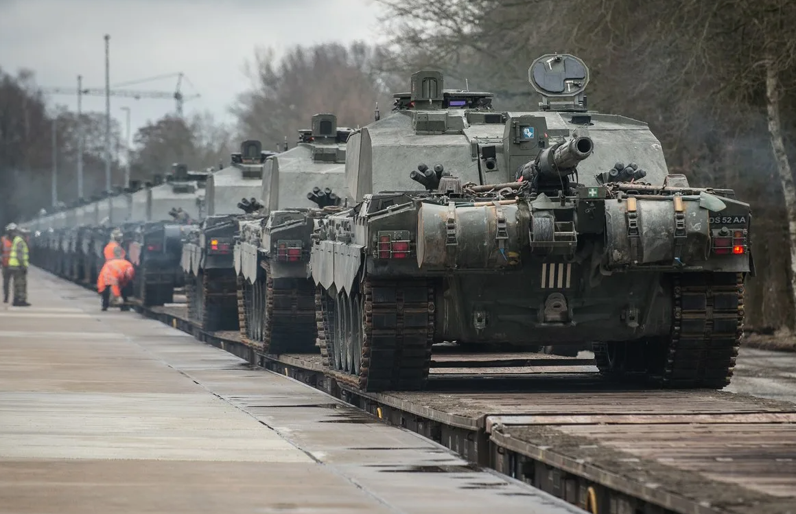 Состав Королевского танкового полка возвращается обратно на родину
