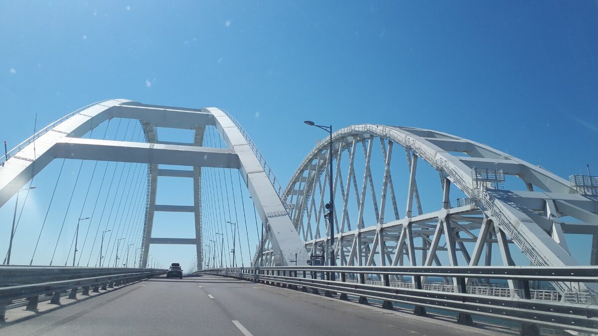 Крымский мост. Фотографировала в сентябре, когда ездили в отпуск на север))