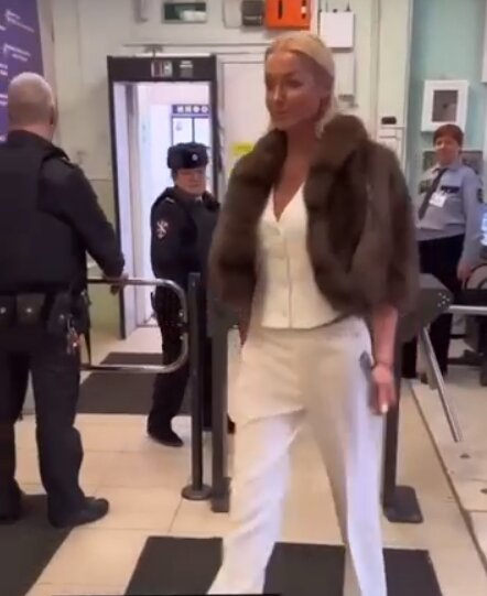 Профессиональные артисты известны своим умением привлечь внимание публики причем не всегда в уместных для этого местах.-4