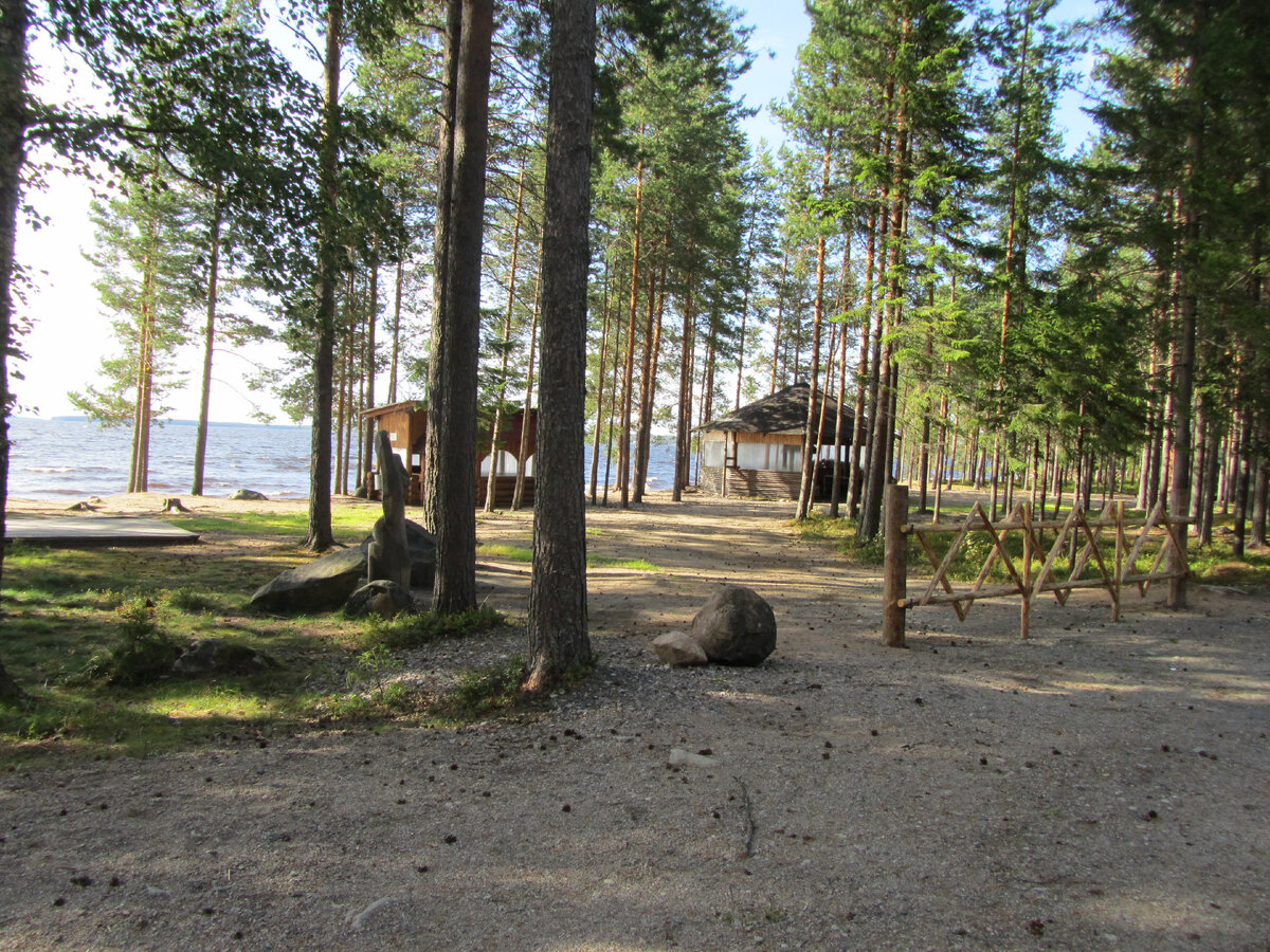 Зоокомплекс "Три медведя" на берегу Сямозера в Карелии