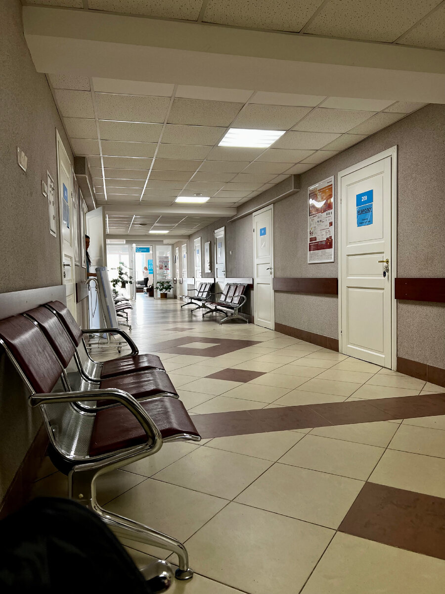 Очень люблю больничные интерьеры, узкий коридор оканчивается светом.