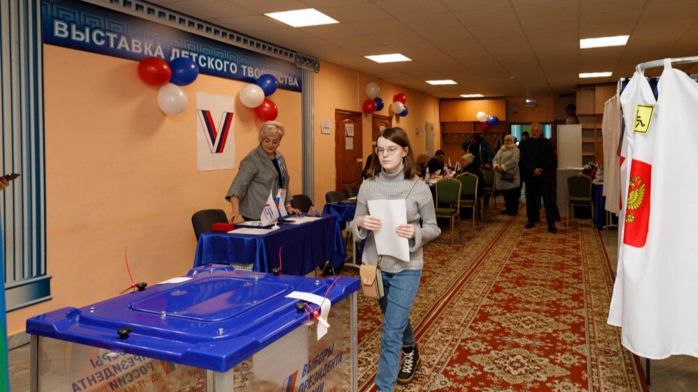    Югорчанка отметила 18-летие на избирательном участке