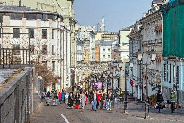 Мы сами всему придаём значение и делаем нашу жизнь осмысленной. Поэтому  мы отмечаем самые разные события в одно и то же время и это неплохо,  если при этом мы не мешаем друг другу ... С Воскресением Вас!   

Весна ... Столешников переулок, Москва ...   

  