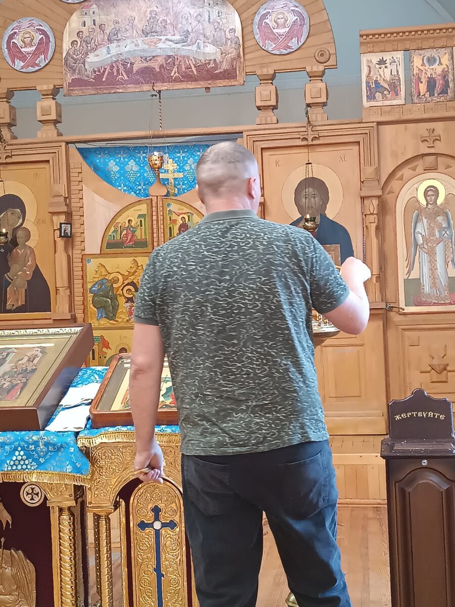 Мама варила борщ. В большую кастрюлю уже были закинуты все овощи и зажарки, и только меленько нарезанные чеснок и зелень ждали своей очереди на разделочной доске.-2