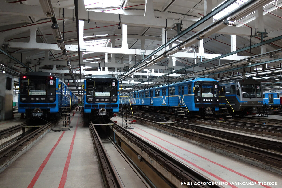 "Номерные" поезда в депо. Фото из книги "Наше дорогое метро"