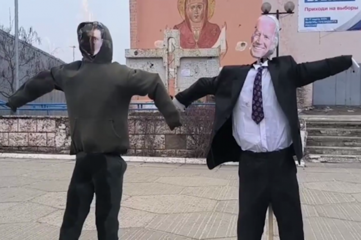    В ЛНР сожгли чучела Зеленского и Байдена в ответ на попытки сорвать выборы