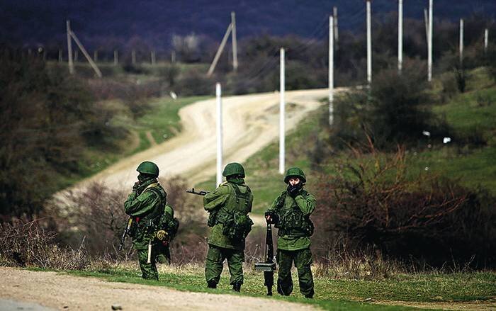    ИТАР-ТАСС/СТАНИСЛАВ КРАСИЛЬНИКОВ: «Вежливые люди» в Крыму у военной базы в селе Перевальное под Симферополем 6 марта 2014 г.