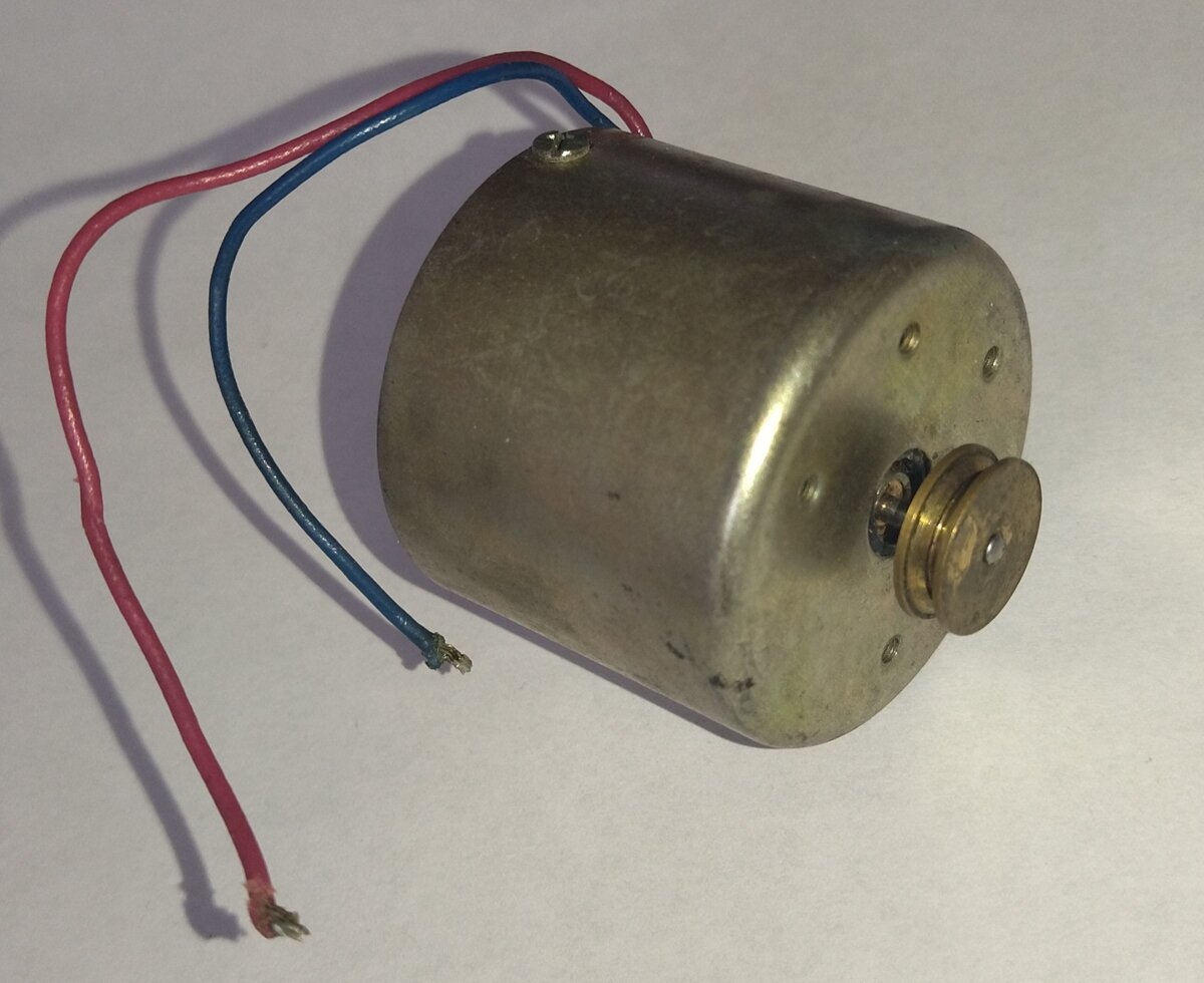 Мотор отечественного производства, который пришлось установить в ЛПМ "Томь - 303". Возможно именно он стал источником повышенного фона. 