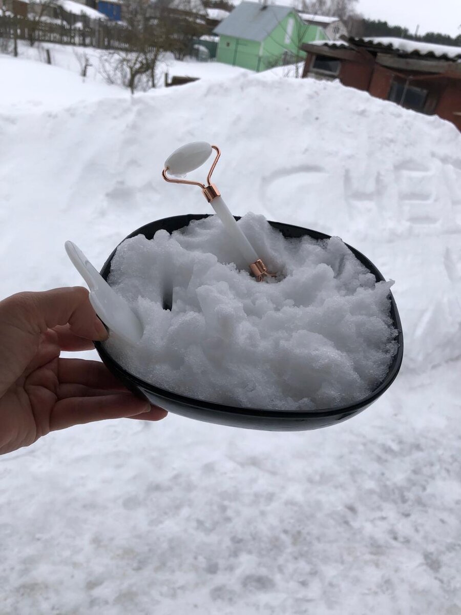 На даче зимой много чистого снега :)