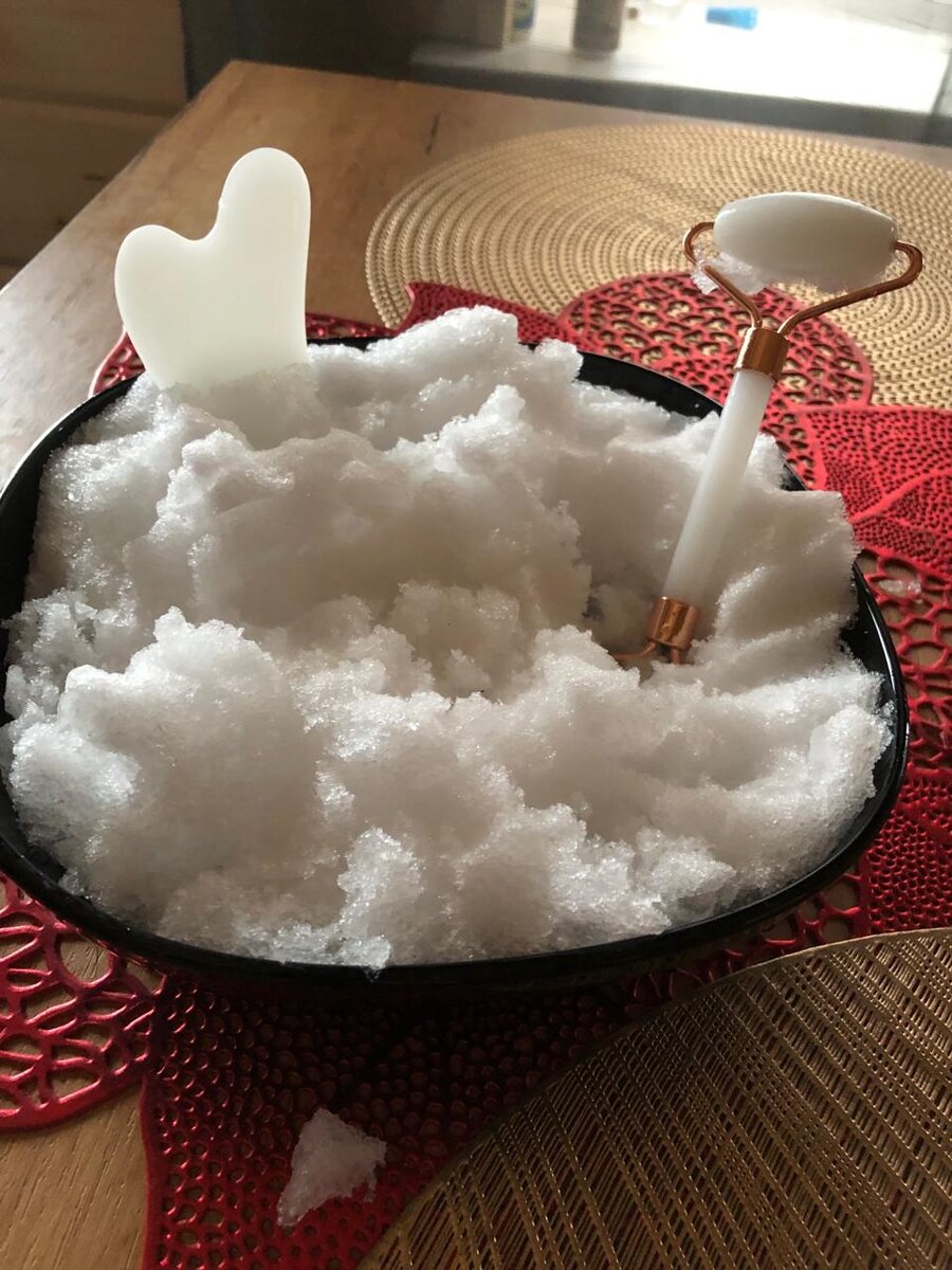 Кайфуем на даче с пользой для тела:). Снега полно было этой зимой!