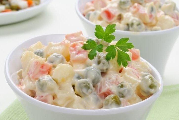 Рецепт легкого салата на праздничный. Летние салаты на праздничный стол. Салаты для праздничного стола. Красивые салаты на день рождения. Салаты на праздничный ст.