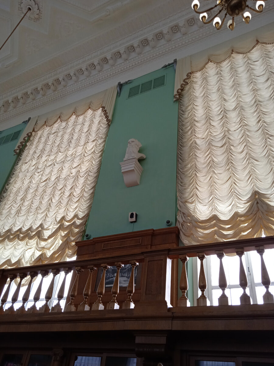 Лев Николаевич следит за тем, как я пишу о его предках