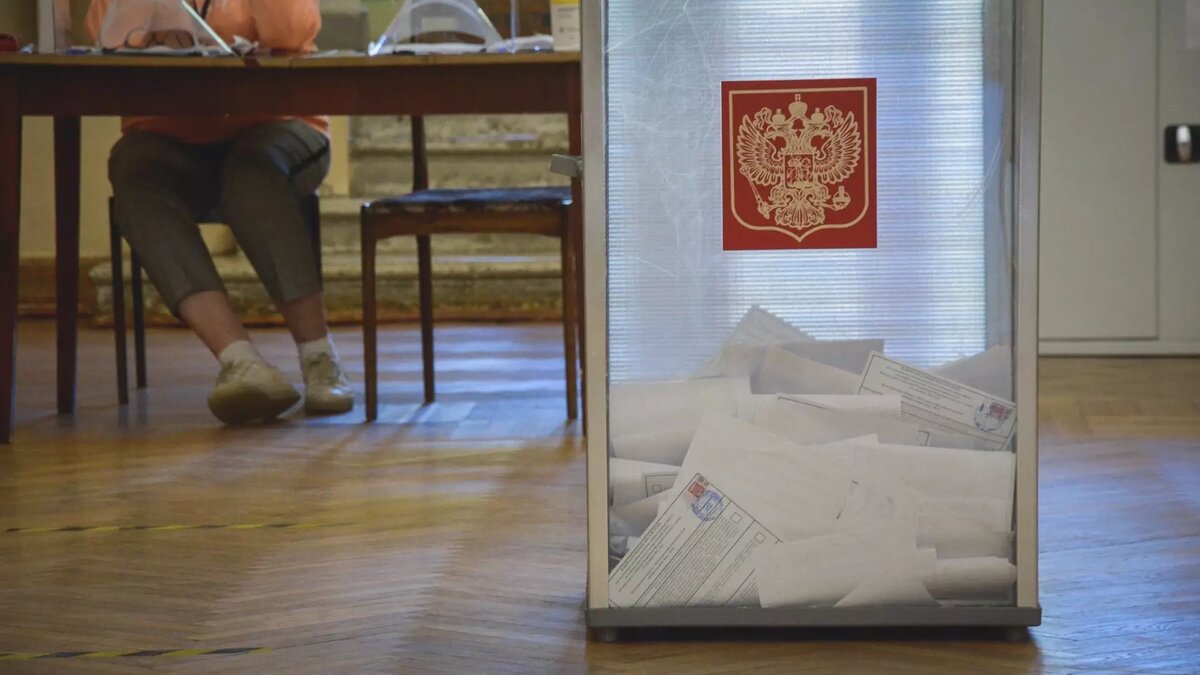     На избирательном участке в Краснодаре произошло ЧП — 13-летняя семиклассница подожгла скатерть. Об этом рассказала председатель УИКа №2138 Инна Емельянова. По предварительной информации, девочка действовала по указке спецслужб «сопредельного государства».