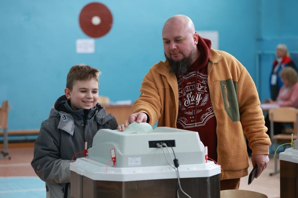    Выборы президента России в Барнауле. Голосование. Источник: Олег Укладов