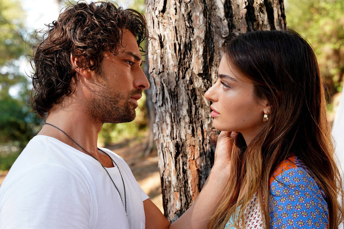 кадр из сериала "Сказка на острове"