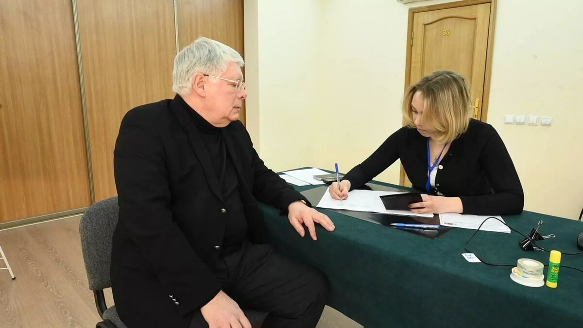 Посол России в Казахстане Алексей Бородавкин на избирательном участке © Sputnik / Санат Имангалиев