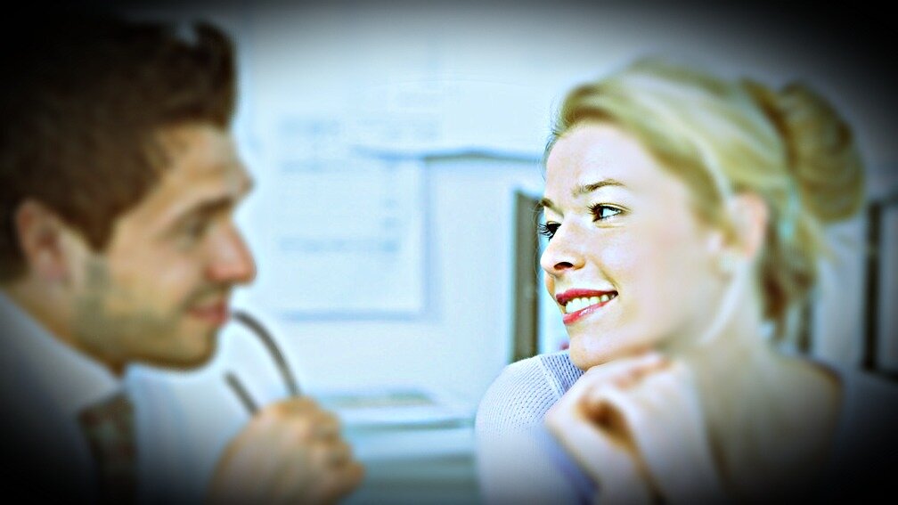 женатый мужчина смотрит на женщину