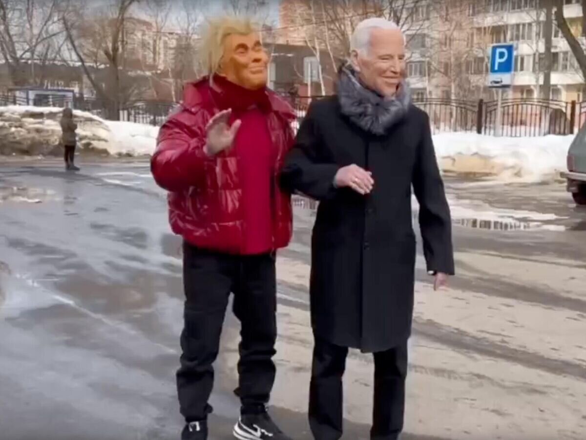    Артисты местного театра в подмосковной Лобне пришли на избирательный участок в костюмах американских политиков Джо Байдена и Дональда Трампа© Администрация городского округа Лобня/ВКонтакте