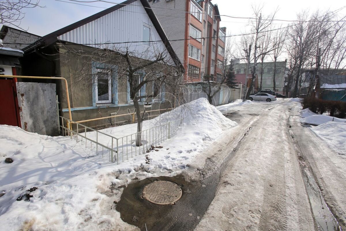   Канализационные колодцы — головная боль жителей переулка... Фото: Игорь ФИЛОНОВ