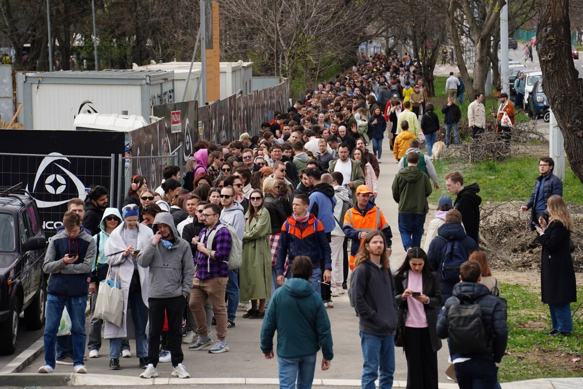 День выбора президента РФ в Белграде, Сербия. Очередь растянулась на несколько километров вокруг российской школы при посольстве РФ, где находится избирательный участок. В толпе стоят несколько тысяч человек.