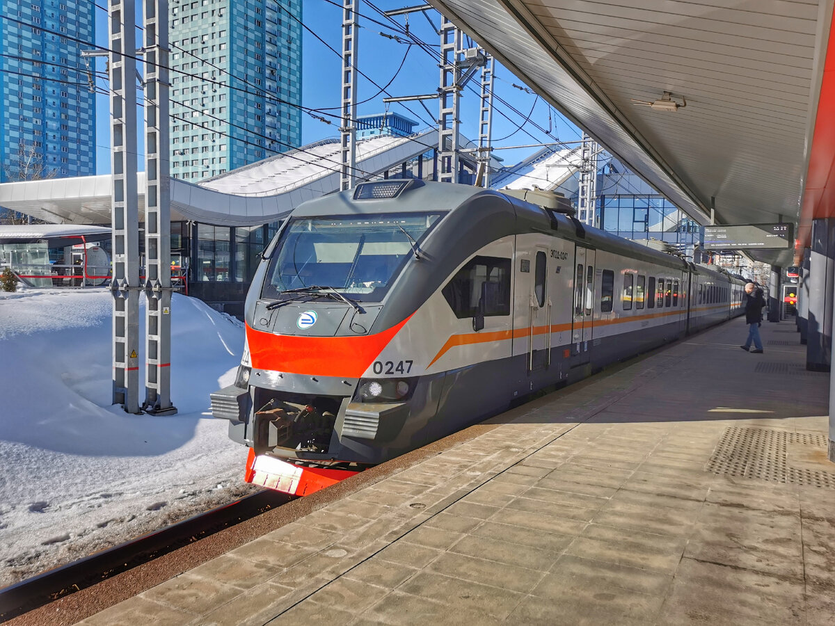 Электропоезд ЭП2Д-0247 на МЦД Щукинская на МЦД2. Решил сменить точку съёмки и перешёл к первому вагону в сторону центра - обычно я снимаю здесь с другой стороны.