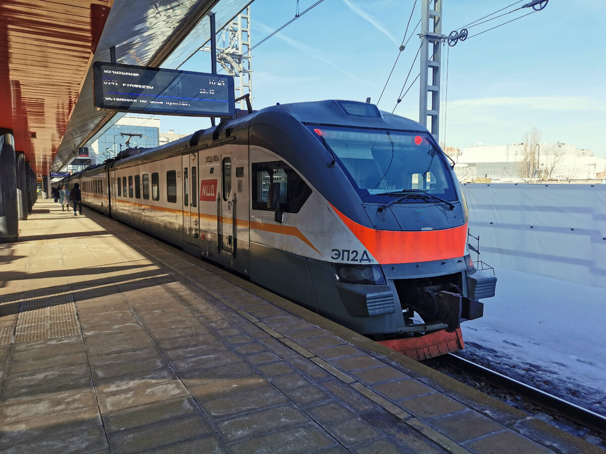 Пока электропоезд "доезжал" до места остановки первого вагона, сфотографировал электропоезд в обратном направлении. ЭП2Д-0036 на МЦД2, МЦД Щукинская. Кажется, как начал активно вести этот дзен, я начал узнавать электропоезда. Вот и "36-й" уже кажется вполне знакомым электропоездом.