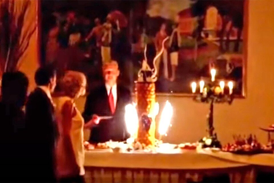    Svatební dort byl z nějakého důvodu ozdoben čertovskými rohy.  Foto: rámeček videa