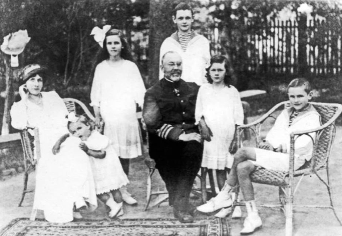 Красивая семья! Наша героиня - совсем кроха слева