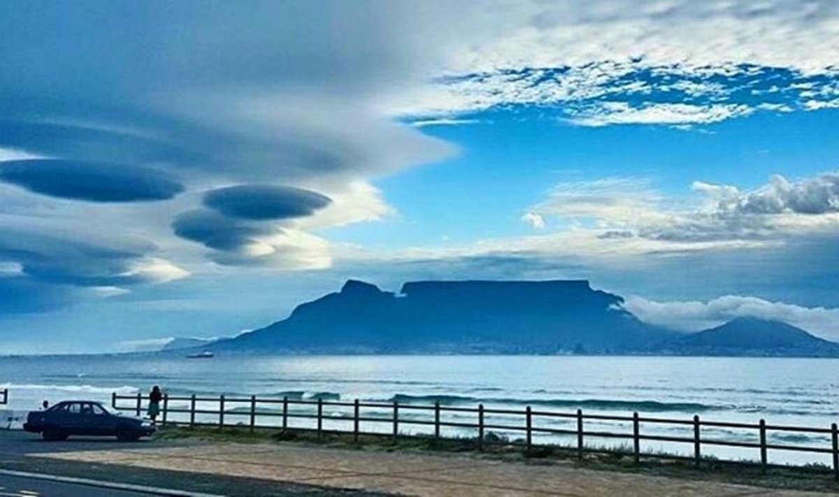 Лентикулярные облака над Столовой горой вблизи Кейптауна, ЮАР. https://turist.delfi.ee/statja/72909365/foto-nlo-nad-yuar-zhiteli-keyptauna-stali-svidetelyami-redkogo-yavleniya