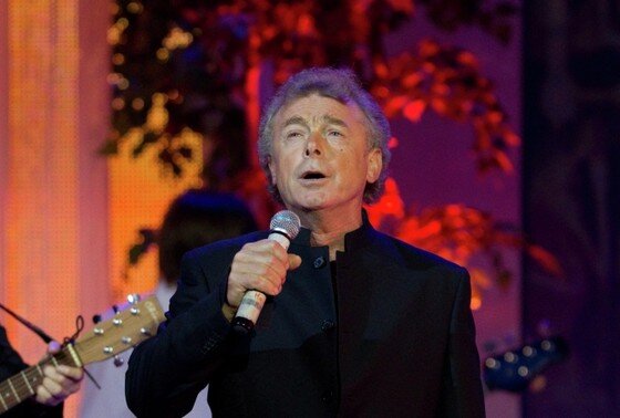    Николай Гнатюк во время выступления на вечере памяти Валентины Толкуновой