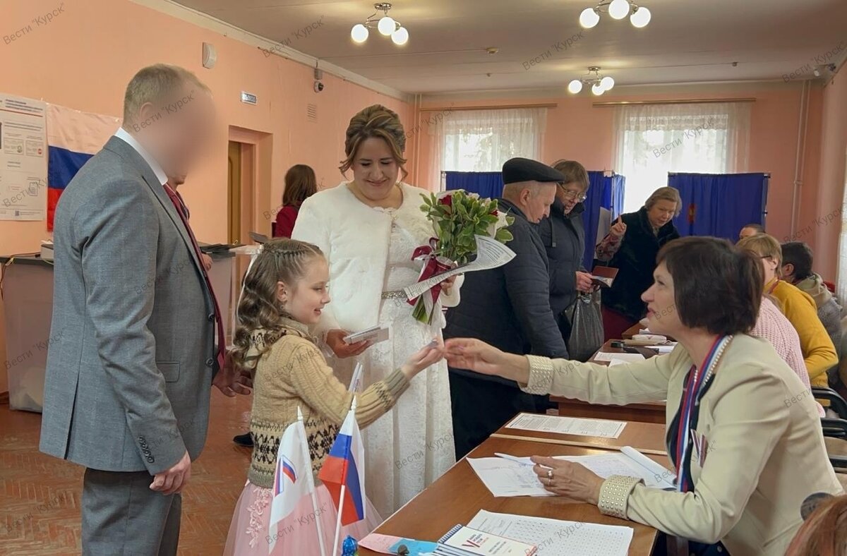    В Курске молодожены голосовали на выборах Президента