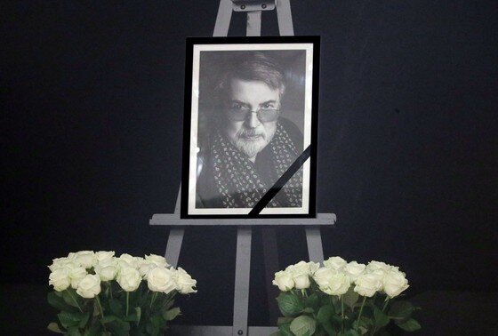    Портрет бывшего президента Московского академического еатра сатиры актера Александра Ширвиндта в день сбора труппы в память о нем в здании Театра сатиры