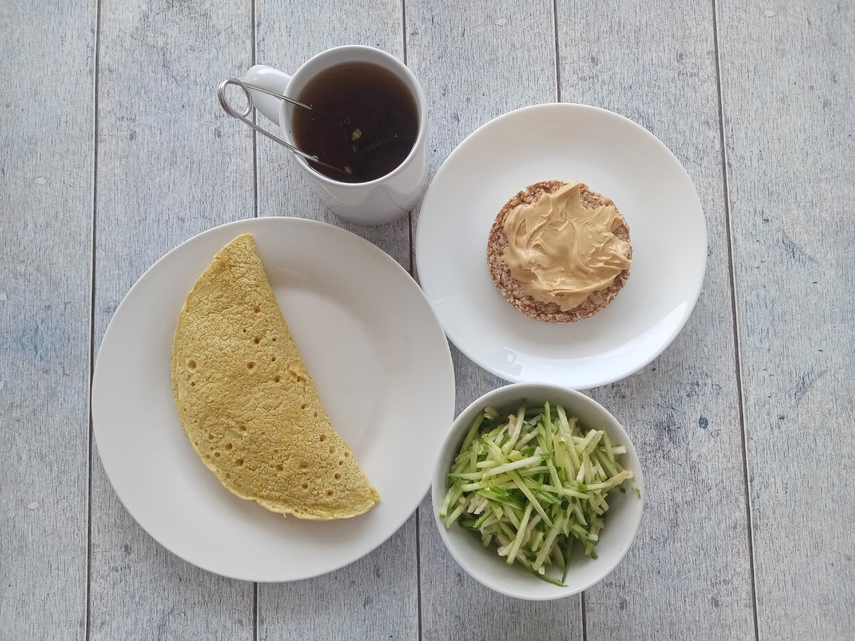 Завтрак. Овсяноблин с курицей и сыром. Салат из яблок и огурцов. Хлебец с арахисовой пастой и травяной чай.