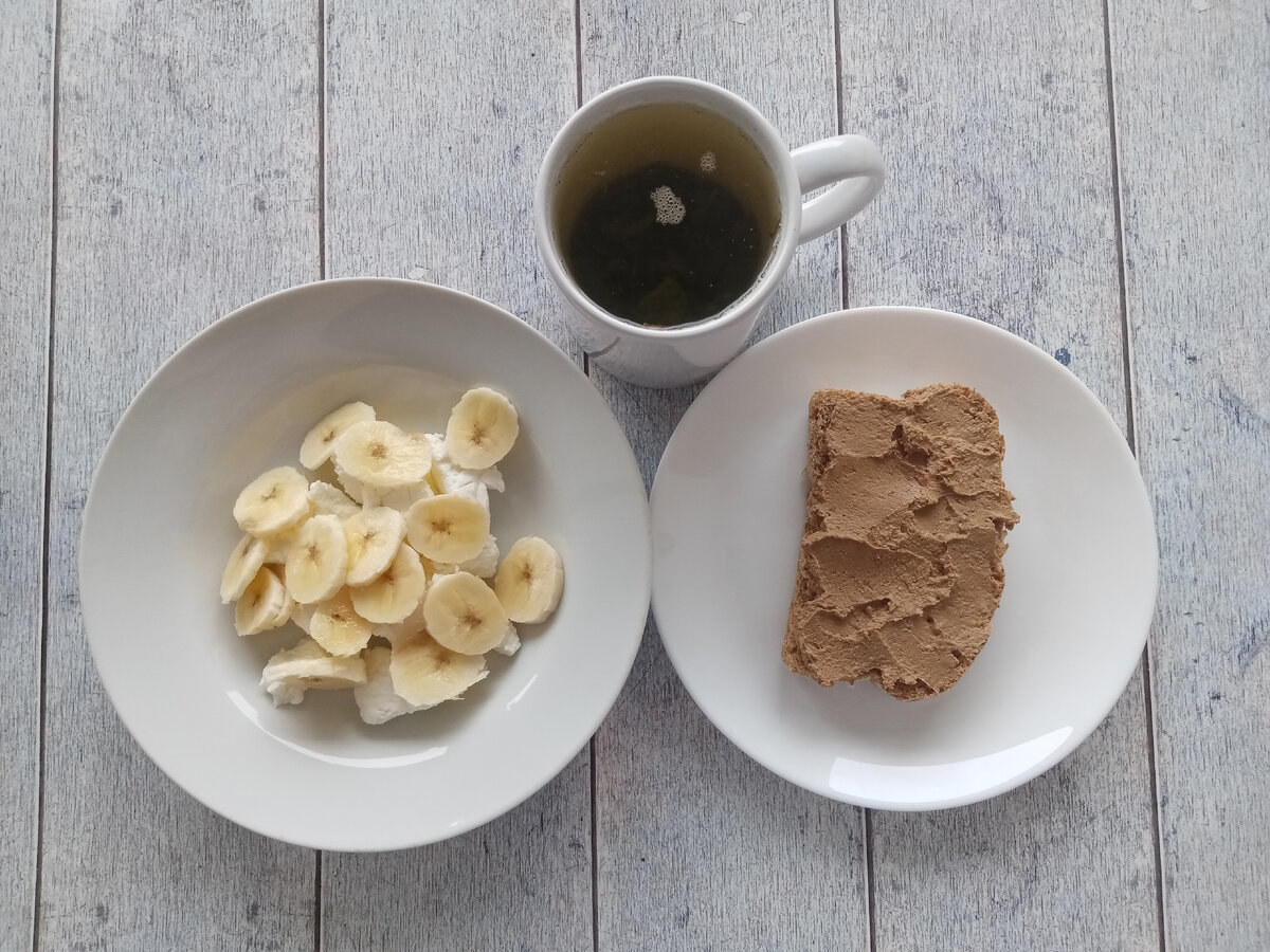 Второй завтрак. Творог с бананом. Бутерброд с паштетом и зелёный чай.