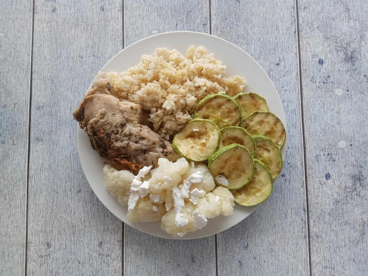 Обед. Булгур. Окорочок куриный. Кабачки и цветная капуста с брынзой. 