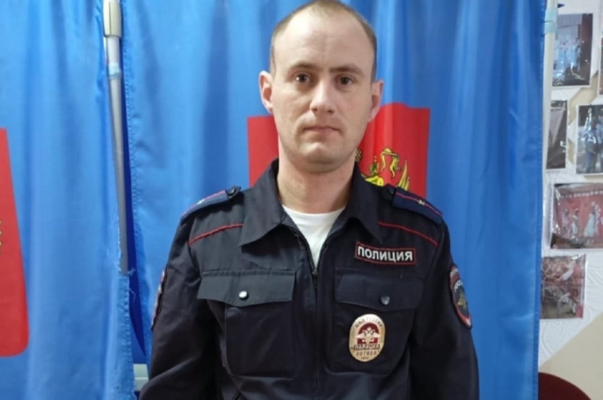    Полицейский спас жизнь потерявшей на выборах сознание сибирячке